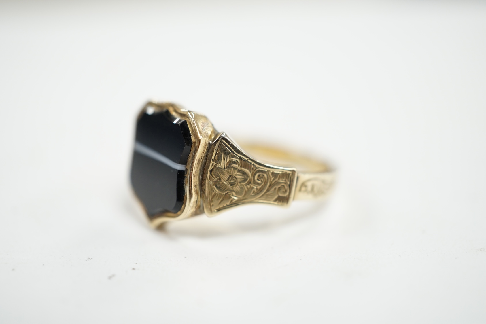 A Victorian yellow metal and banded and agate set signet ring, size P/Q, gross weight 3 grams. Condition - poor